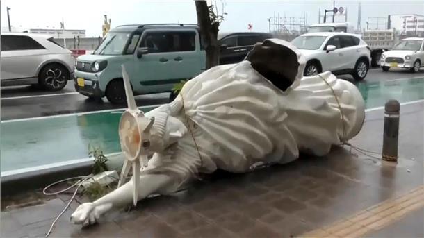 Heftiger Taifun tobt in Japan weiter Der Taifun „Khanun“ hat die „Freiheitsstatue“ in Naha umgeworfen.
