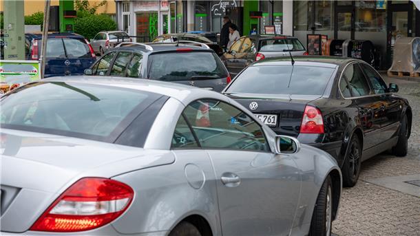 Der Tankrabatt lockt viele Autofahrer an die Zapfsäulen: Viel los an der HEM-Tankstelle an der Hafenstraße.