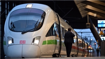 Der Tarifkonflikt bei der Bahn soll mit einer Schlichtung beigelegt werden.