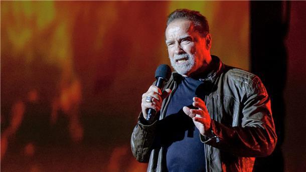Arnold Schwarzenegger stellt Hochglanz-Bildband vor Der Taschen Verlag bringt „Arnold“ auf den Markt, eine „fotografische Hommage“ mit Bildern aus dem bewegten Leben von Arnold Schwarzenegger.
