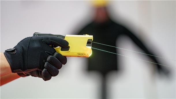 „Du wurdest uns genommen“ – Trauer um getöteten Lorenz Der Taser wäre laut Polizeigewerkschaft eine Alternative zur Schusswaffe. (Archivfoto)