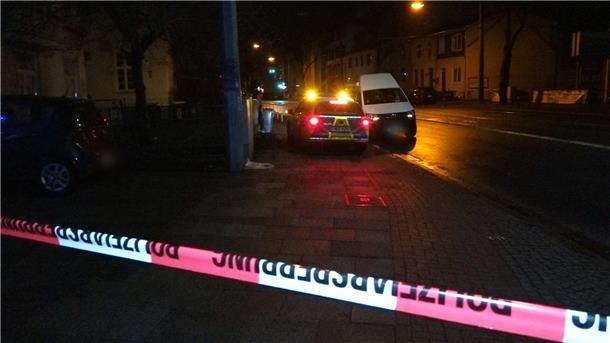 24-Jähriger soll seine Schwester getötet haben Der Tatort in Bremen ist mit Flatterband der Polizei abgesperrt.