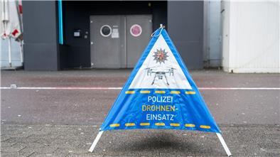 Der Tatort vor der Diskothek in Trier wird mit einer Drohne und einer Spezialkamera untersucht.
