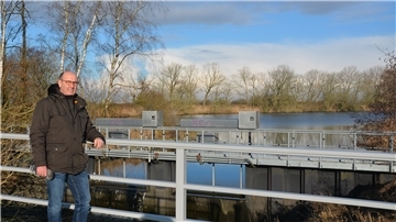 Der Teamleiter Kompensationsmaßnahmen von Bremenports, Thomas Wieland, ist zufrieden mit den Arbeiten an der Alten Weser.