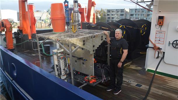 Der Techniker Axel Nordhausen vom Bremer Max-Planck-Institut für Marine Mikrobiologie mit dem „Lander“ an Bord der „Heincke“.