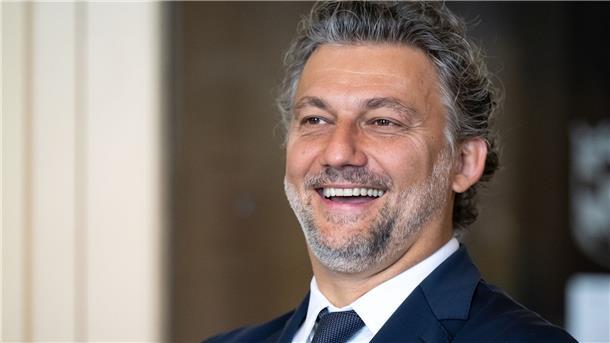 Jonas Kaufmann singt privat auch im Bierzelt Der Tenor Jonas Kaufmannbekam den bayerischen Verfassungsordens in München.