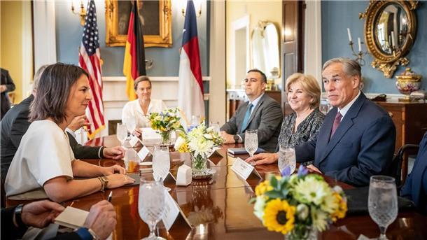 Der texanische Gouverneur Greg Abbott (r) empfängt Bundesaußenministerin Annalena Baerbock in Austin. Baerbock hält sich bei ihrer USA-Reise in Texas und Washington auf, bevor sie zur anschließenden UN-Vollversammlung nach New York reist.