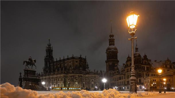 Lange Staus auf Autobahnen wegen Schnee und Glatteis Der Theaterplatz in Dresden ist am Morgen verschneit.