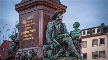 Der Theodor-Heuss-Platz mit dem Denkmal von Bürgermeister Smidt: Wie kritisch muss man die Darstellung sehen?