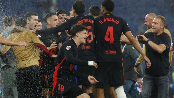 Barças Meisterteam im offenen Bus von Tausenden gefeiert Der Titel war am Donnerstagabend unter Dach und Fach.
