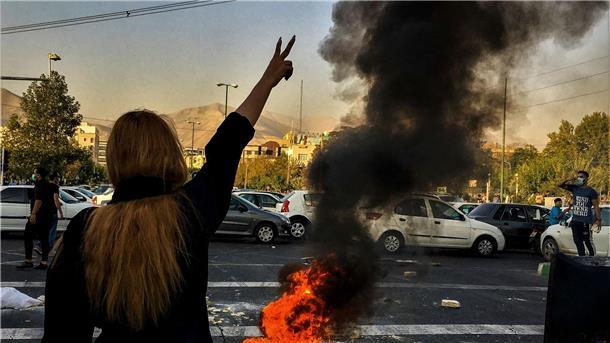 Der Tod der jungen Iranerin Mahsa Amini im September 2022 hatte landesweit Proteste ausgelöst - in vorderster Reihe: Frauen. (Symbolbild)
