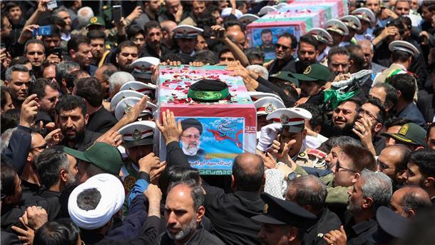 Irans verunglückter Präsident in Heimatstadt beigesetzt Der tödlich verunglückte iranische Präsident Ebrahim Raisi wurde in seiner Heimatstadt Maschhad beigesetzt.