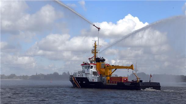 Der Tonnenleger "Nordergründe" des Wasserstraßen- und Schifffahrtsamtes Weser-Jade-Nordsee zeigt vor Bremerhaven, dass er auch bei der Brandbekämpfung auf See eingesetzt werden kann.