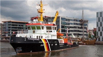 Der Tonnenleger „Nordergründe“ hatte bei der Einlauf-Parade der Sail Feuerwehrleute an Bord, die einen Brand auf dem Elbfrachtsegler „Matilde“ löschen konnt konnte.