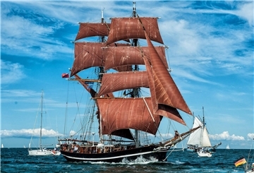 Das Segelschiff "Eye of the Wind" ist auf dem Meer unterwegs.