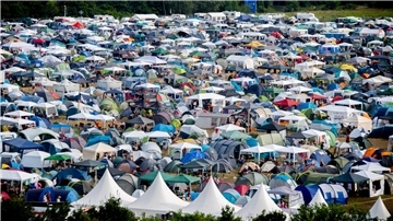 Blick auf die Zeltstadt beim Festival Deichbrand.