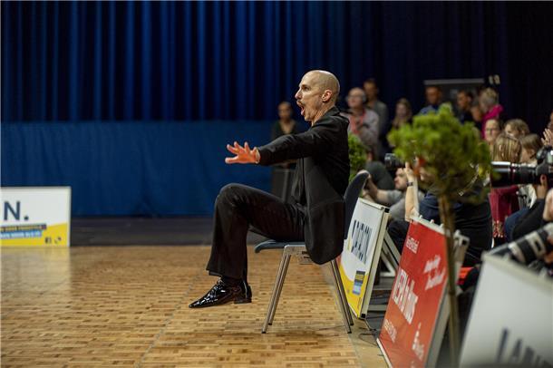Der Trainer des TSC Walsrode, Oliver Tienken zeigt, dass auch neben der Tanzfläc...
