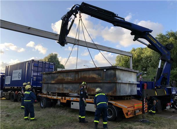 Der Transport des fünf Tonnen schweren, 6, 6 Meter langen und 2,6 Meter breiten Mofitrogs hat reibungslos geklappt.