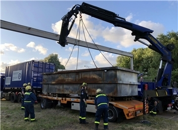 Der Transport des fünf Tonnen schweren, 6, 6 Meter langen und 2,6 Meter breiten Mofitrogs hat reibungslos geklappt.