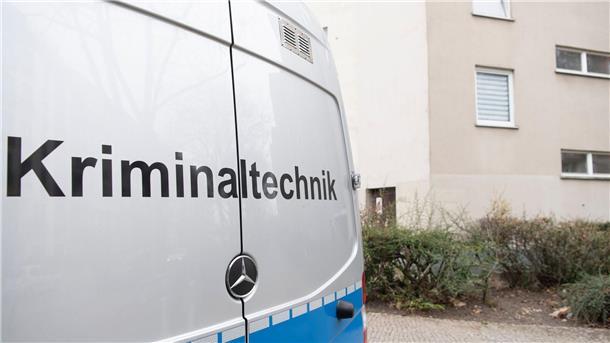 Der Transporter der Kriminaltechnik der Polizei steht in Kreuzberg vor einem Mehrfamilienhaus. Die frühere Terroristin der Roten Armee Fraktion (RAF), Daniela Klette (65), ist in Berlin gefasst worden.