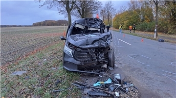Der Transporter wurde bei dem Unfall total beschädigt.