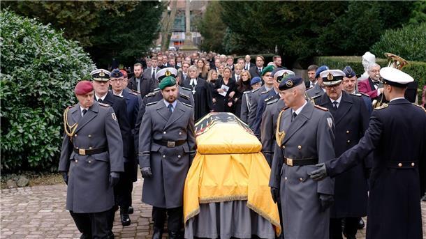 Der Trauerzug hat den Waldbachfriedhof erreicht.
