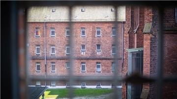 Der Traum vom großen Geld aus dem Drogenhandel über den verschlüsselten Encrochat-Nachrichtendienst endete für viele mit dem Blick aus dem Knast. Derzeit sitzen 53 Personen in der JVA Bremen, zwölf als Strafgefangene mit rechtsgültigem Urteil. Foto: Hartmann