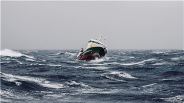Der Trawler „Atlantic Destiny“ befindet sich in großer Not. Die Besatzung kämpft heldenhaft.