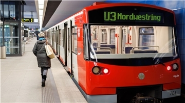 Der Trend der Zukunft: eine vollautomatische U-Bahn am U-Bahnhof Großreuth in Nürnberg.