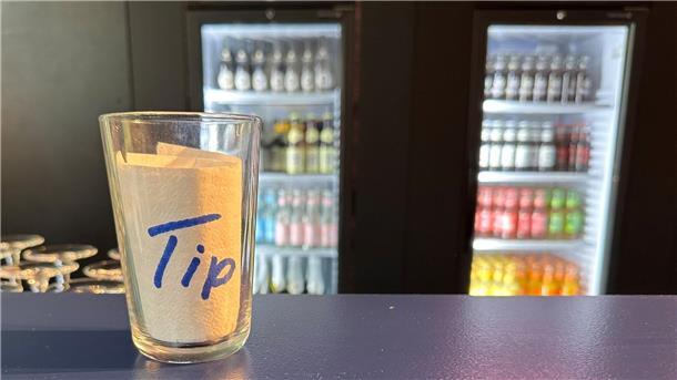 Der Trinkgeld-Becher stirbt aus. Dafür gibt es mittlerweile andere Möglichkeiten für das „Stimmt so“.