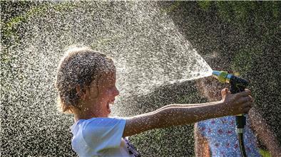 Geht der Wesermarsch irgendwann das Trinkwasser aus? Ein Kind verschafft sich im Sommer mit einem Gartenschlauch Abkühlung.