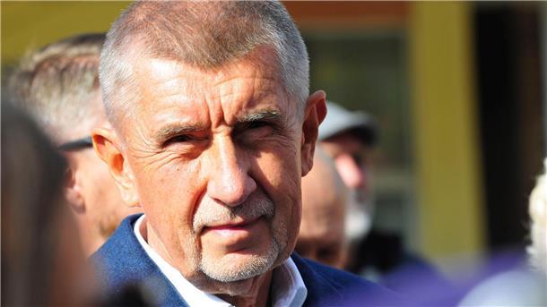 Parlamentswahl in Tschechien hat begonnen Der tschechische Milliardär und Gründer der Partei ANO, Andrej Babis, bei einem Wahlkampfauftritt im Prager Stadtteil Modrany. (Archivbild)