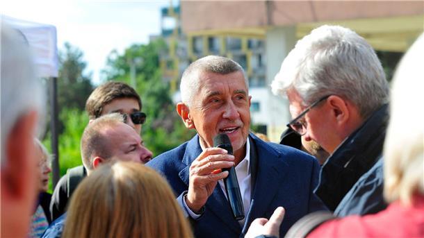 Parlamentswahl in Tschechien hat begonnen Der tschechische Milliardär und Gründer der Partei ANO, Andrej Babis, bei einem Wahlkampfauftritt im Prager Stadtteil Modrany. (Archivbild)