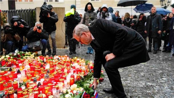 Tschechien nach Bluttat an Prager Uni im Schockzustand Der tschechische Ministerpräsident Petr Fiala legt vor dem Gebäude der Philosophischen Fakultät der Karls-Universität Blumen nieder.