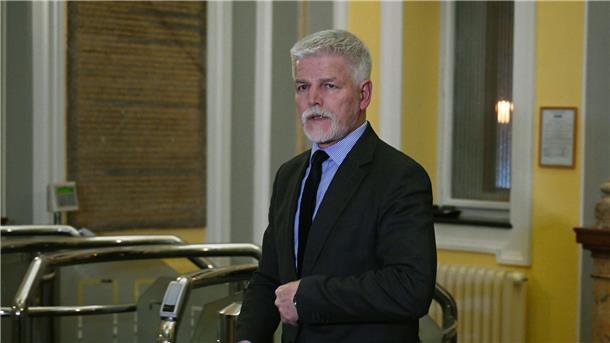 Tschechien nach Bluttat an Prager Uni im Schockzustand Der tschechische Präsident Petr Pavel trifft zu einer außerordentlichen Regierungssitzung in Prag ein.