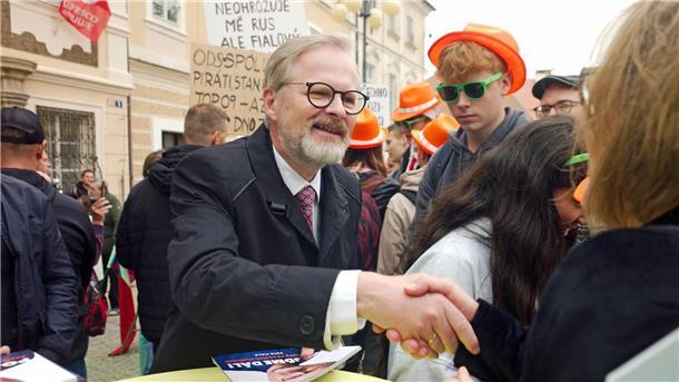 Parlamentswahl in Tschechien hat begonnen Der tschechische Regierungschef Petr Fiala wirbt bei einem Wahlkampfauftritt in der Unesco-Welterbestadt Kutna Hora, rund 60 Kilometer östlich von Prag, um Stimmen. (Archivbild)