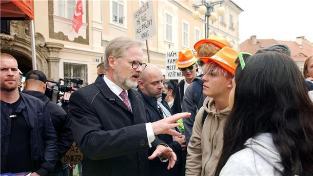 Parlamentswahl in Tschechien hat begonnen Der tschechische Regierungschef Petr Fiala wirbt bei einem Wahlkampfauftritt in der Unesco-Welterbestadt Kutna Hora, rund 60 Kilometer östlich von Prag, um Stimmen. (Archivbild)