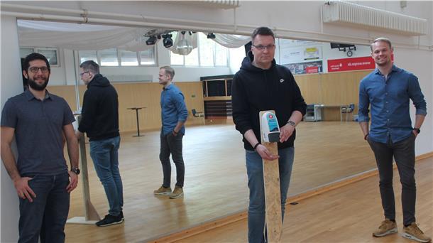 Der TSG-Vorstand bereitet das Tanzsportzentrum vor (v. l.): Tobias Binkele, Marcel Scherb und Marius Morck installieren Desinfektionsspender, die Binkeles „Schwieger-Opa“ Ernst Grube gezimmert hat.