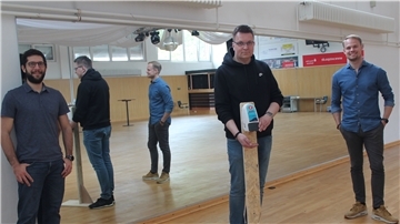 Der TSG-Vorstand bereitet das Tanzsportzentrum vor (v. l.): Tobias Binkele, Marcel Scherb und Marius Morck installieren Desinfektionsspender, die Binkeles „Schwieger-Opa“ Ernst Grube gezimmert hat.
