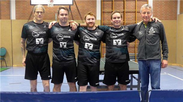 Der TSV Lunestedt will mit (von links) Elger Neumann, Martin Gluza, Anton Depperschmidt, Matti von Harten und Betreuer Siegfried Grotheer auch in der Rückrunde möglichst oft die Favoriten ärgern.