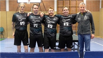 Der TSV Lunestedt will mit (von links) Elger Neumann, Martin Gluza, Anton Depperschmidt, Matti von Harten und Betreuer Siegfried Grotheer auch in der Rückrunde möglichst oft die Favoriten ärgern.