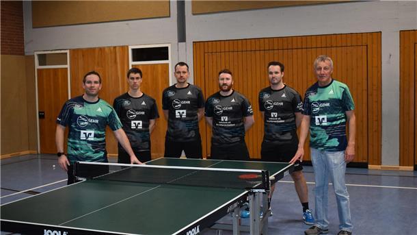 Der TSV Lunestedt will mit (von links) Matti von Harten, Martin Wille, Björn Oldenstädt, Anton Depperschmidt, Martin Gluza und Betreuer Siegfried Grotheer an die starke Hinrunde in der Regionalliga Nord anknüpfen. Topspieler Elger Neumann fällt aber zurzeit mit Rückenproblemen aus.