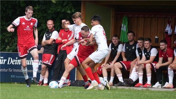 Fußballer kämpfen um den Ball.