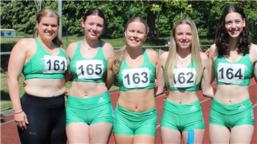 Leichtathletinnen stehen nebeneinander auf der Startbahn.
