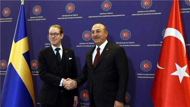 Der türkische Außenminister Mevlut Cavusoglu (r) mit seinem Amtskollegen Tobias Billstrom Ende Dezember 2022 in Ankara.