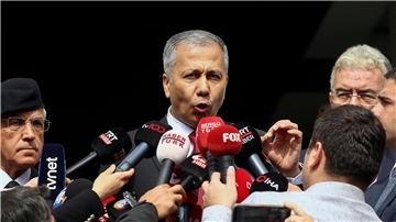 Der türkische Innenminister Ali Yerlikaya spricht mit Journalisten.