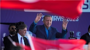 Der türkische Präsident Erdogan ist nach 20 Jahren an der Macht für weitere fünf Jahre im Amt bestätigt worden.