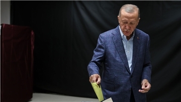Der türkische Präsident Recep Tayyip Erdogan gibt seinen Stimmzettel in eine Wahlurne in Istanbul.