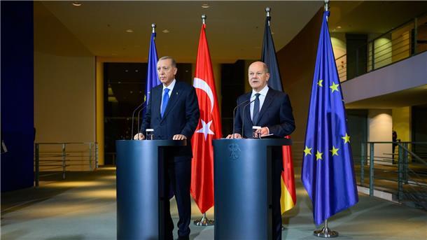 Bundesregierung genehmigt kaum Rüstungsexporte in die Türkei Der türkische Präsident Recep Tayyip Erdogan (l) hatte bei seinem Besuch bei Bundeskanzler Olaf Scholz klar gemacht, dass er sich wieder eine stärkere Kooperation im Rüstungsbereich wünscht.