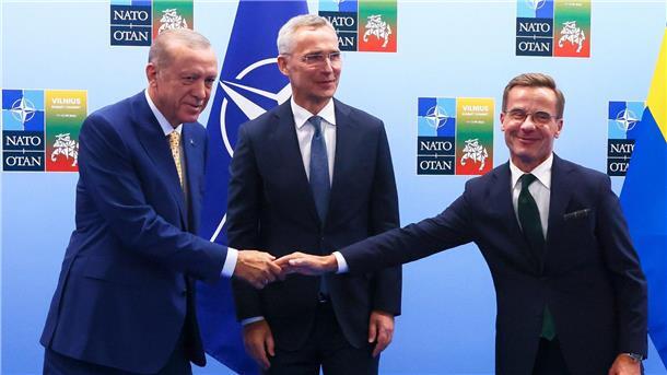Stoltenberg „absolut überzeugt“ von Schwedens Nato-Beitritt Der türkische Präsident Recep Tayyip Erdogan (l.) und der schwedische Regierungschef Ulf Kristersson (r.) reichen sich im Beisein von Nato-Generalsekretär Jens Stoltenberg die Hände.